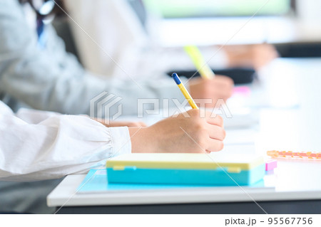 勉強する男女の中学生 ボディーパーツ 顔なし 勉強する男女の中学生 ボディーパーツ 顔なし 95567756