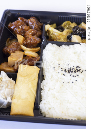 おいしい黒酢豚の中華弁当 95567904