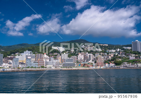 《静岡県》熱海の街並み・リゾート地の風景 95567936