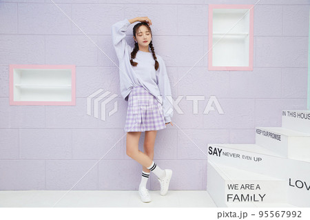 スポーティなファッションをした若い女性のキュートなポートレート スポーティなファッションをした若い女性のキュートなポートレート 95567992