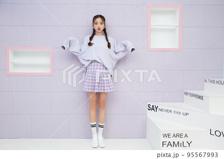 スポーティなファッションをした若い女性のキュートなポートレート スポーティなファッションをした若い女性のキュートなポートレート 95567993