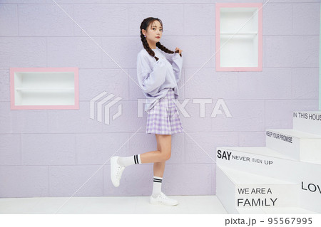 スポーティなファッションをした若い女性のキュートなポートレート 95567995
