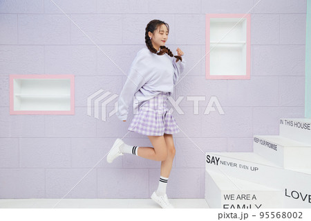 スポーティなファッションをした若い女性のキュートなポートレート 95568002