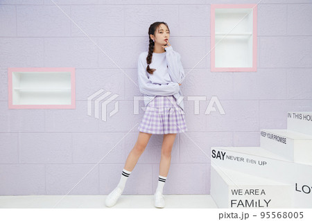 スポーティなファッションをした若い女性のキュートなポートレート 95568005