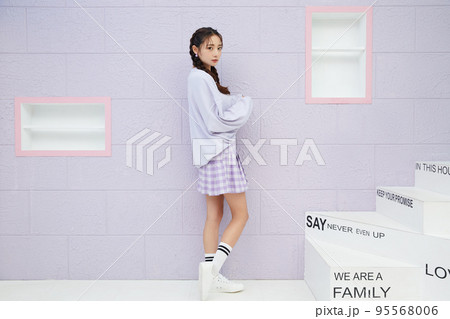 スポーティなファッションをした若い女性のキュートなポートレート 95568006