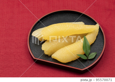 おせち料理その9-02_黒皿の数の子_背景赤 おせち料理その9-02_黒皿の数の子_背景赤 95570071