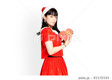 ハートを持ったサンタクロース姿の女性 95570585