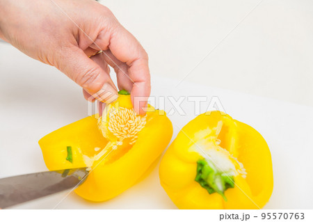 【パプリカ黄色を三徳包丁で切る 種】 【パプリカ黄色を三徳包丁で切る 種】 95570763