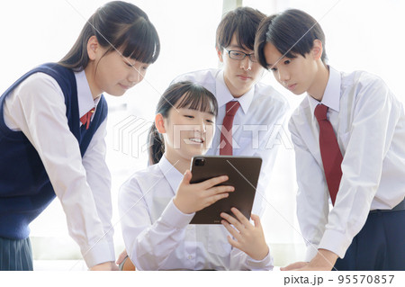 タブレット端末を使う生徒たち 95570857