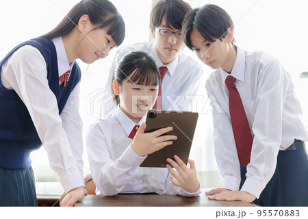 タブレット端末を使う生徒たち 95570883