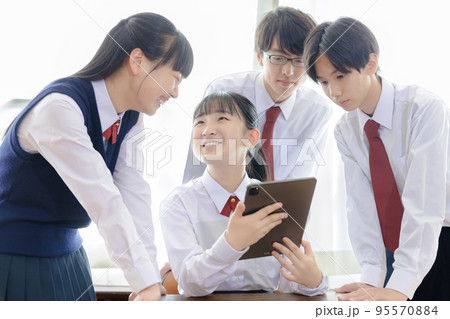 タブレット端末を使う生徒たち タブレット端末を使う生徒たち 95570884