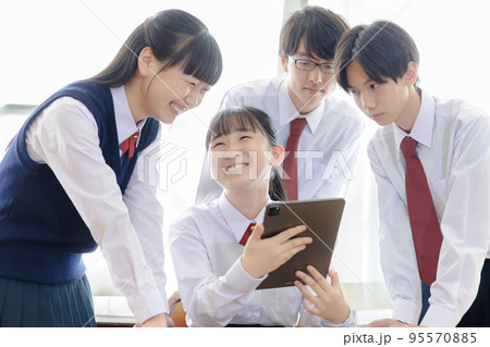 タブレット端末を使う生徒たち 95570885