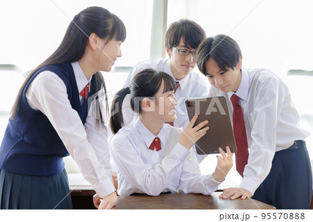 タブレット端末を使う生徒たち タブレット端末を使う生徒たち 95570888