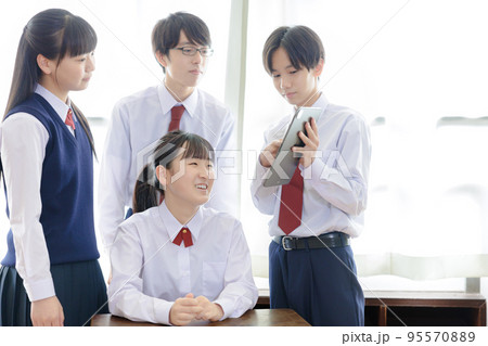 タブレット端末を使う生徒たち 95570889