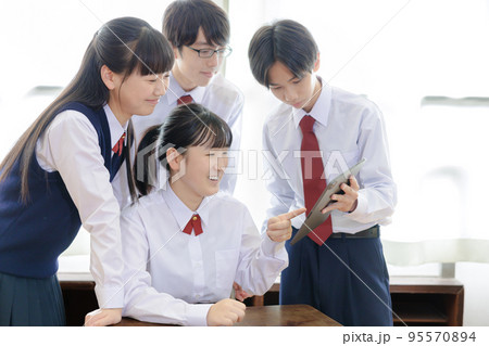 タブレット端末を使う生徒たち 95570894