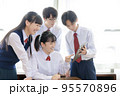 タブレット端末を使う生徒たち 95570896