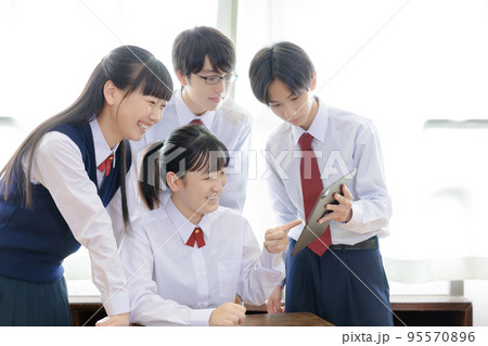 タブレット端末を使う生徒たち タブレット端末を使う生徒たち 95570896