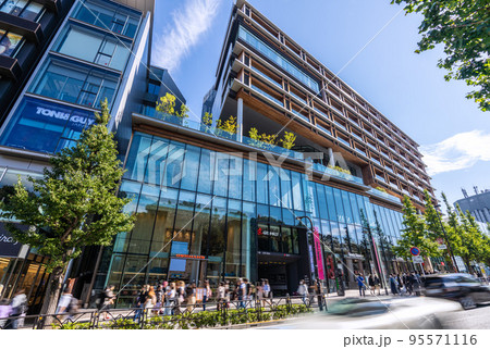 日本の東京都市景観 外国人続々(中央）…水際対策が大幅緩和…原宿はコロナ禍前の賑わい＝10月23日 95571116