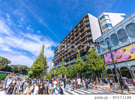 日本の東京都市景観 外国人続々…水際対策が大幅緩和…原宿はコロナ禍前の賑わい＝10月23日 95571186