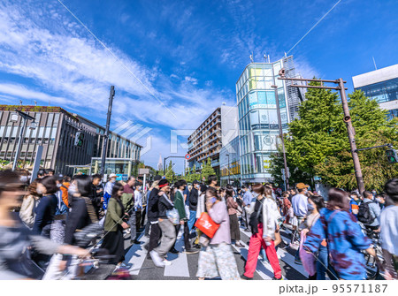 日本の東京都市景観 外国人続々…水際対策が大幅緩和…原宿はコロナ禍前の賑わい=10月23日 日本の東京都市景観 外国人続々…水際対策が大幅緩和…原宿はコロナ禍前の賑わい=10月23日 95571187