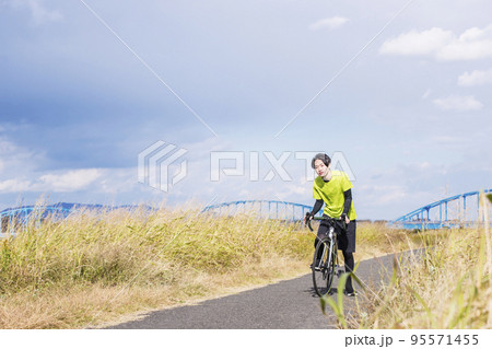 サイクリングする男性　自転車　アウトドア　ツーリン　イメージ素材 95571455
