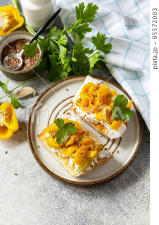 Open sandwiches set with grill bulgarian pepper and cream cheese philadelphia on a stone table. Healthy food, vegetarian appetizer. Copy space. 95572003