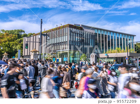 日本の東京都市景観 外国人続々…水際対策が大幅緩和…。原宿駅。コロナ禍前の賑わい＝10月23日 95572209