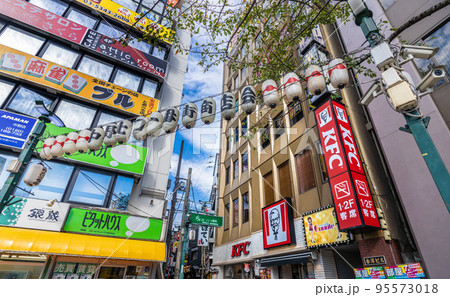 日本の東京都市景観 中野駅前の中野北口一番街商店街(出入口)を望む 日本の東京都市景観 中野駅前の中野北口一番街商店街(出入口)を望む 95573018