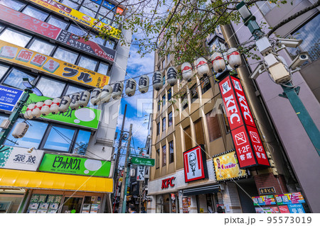 日本の東京都市景観 中野駅前の中野北口一番街商店街(出入口)を望む 日本の東京都市景観 中野駅前の中野北口一番街商店街(出入口)を望む 95573019