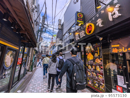 日本の東京都市景観　中野駅前の中野北口一番街商店街を望む 95573130