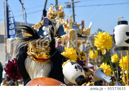 姫路・播州の秋祭り 大塩天満宮の毛獅子と屋台の写真素材