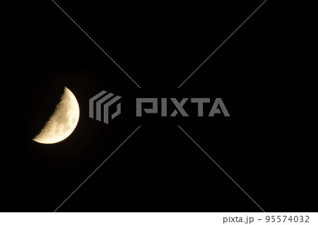 北杜市白州町、月齢6.2十月上弦前の月（位置：左中） 95574032