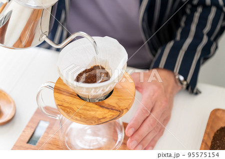 コーヒー　抽出　バリスタ 95575154