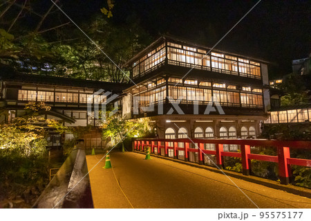 四万温泉 積善館本館の夜景 四万温泉 積善館本館の夜景 95575177