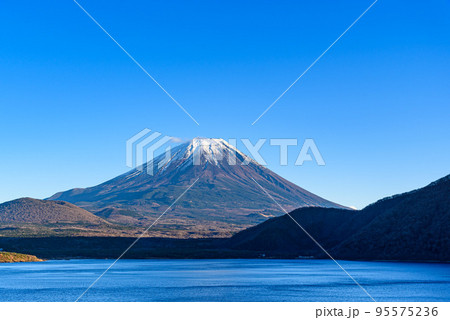 晩秋の本栖湖と冠雪した富士山の絶景の写真素材 [95575236] - PIXTA