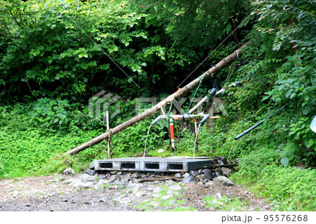 半原越の水源近くで湧き出しているズサ沢の水汲み場 半原越の水源近くで湧き出しているズサ沢の水汲み場 95576268