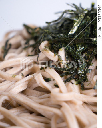 海苔を乗せた蕎麦 海苔を乗せた蕎麦 95576546