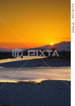 金華橋から見る秋の長良川に沈む夕日 金華橋から見る秋の長良川に沈む夕日 95576754