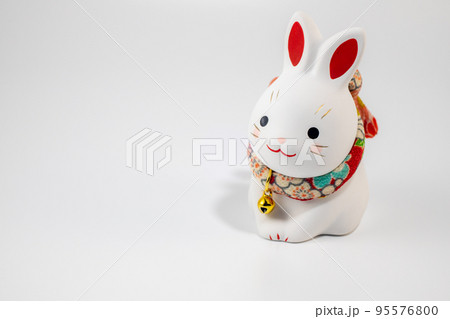 年賀状素材　可愛いウサギの置物 95576800