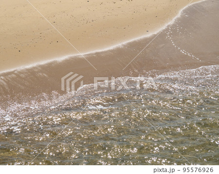 穏やかな海の波打ち際と砂浜。 穏やかな海の波打ち際と砂浜。 95576926