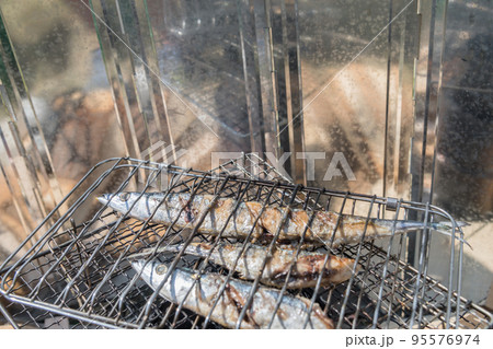 【中津川の河川敷でオートキャンプ 熾火を使って生サンマの塩焼き】 【中津川の河川敷でオートキャンプ 熾火を使って生サンマの塩焼き】 95576974