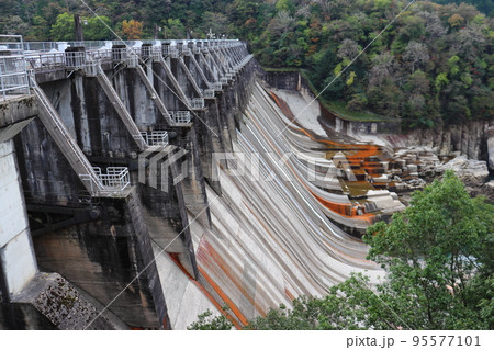大井ダムの堤体（岐阜県恵那市） 95577101