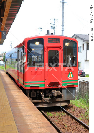 会津鉄道会津線のAT-700形気動車(西若松駅3番線) 会津鉄道会津線のAT-700形気動車(西若松駅3番線) 95577297