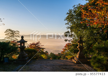 京都観光　雲海スポット　紅葉初期の千手寺 95577413