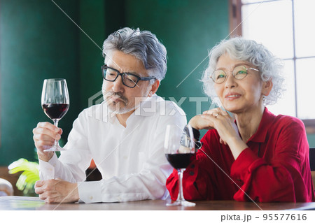 赤ワインを飲むグレイヘアのカップル　　　 95577616