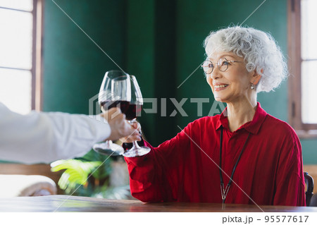 赤ワインを飲むグレイヘアのカップル　　　 95577617