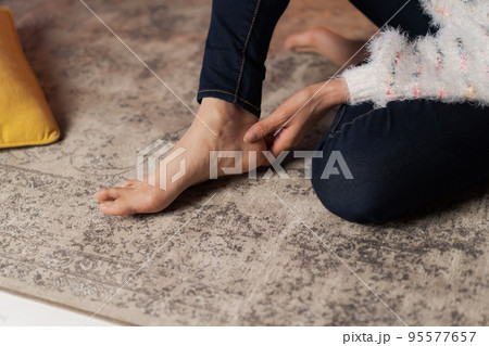 自宅でくつろぐ女性 夜 自宅でくつろぐ女性 夜 95577657