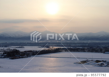 北海道　十勝地方　牧場のある風景 95577792