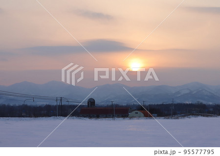 北海道　十勝地方　牧場のある風景 95577795