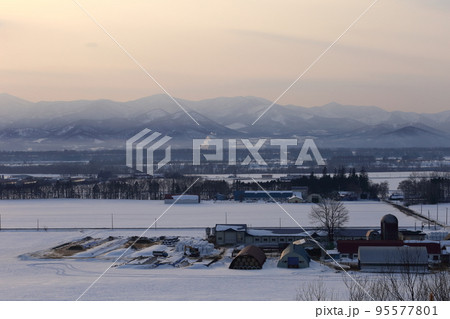 北海道　十勝地方　牧場のある風景 95577801